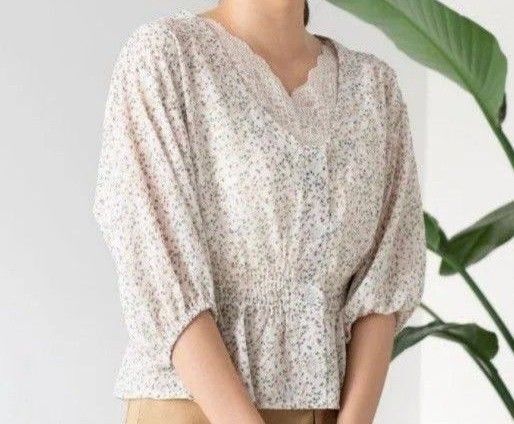 【美品】WEGO 小花柄ブラウス レース 七分袖 ホワイト系 Vネック