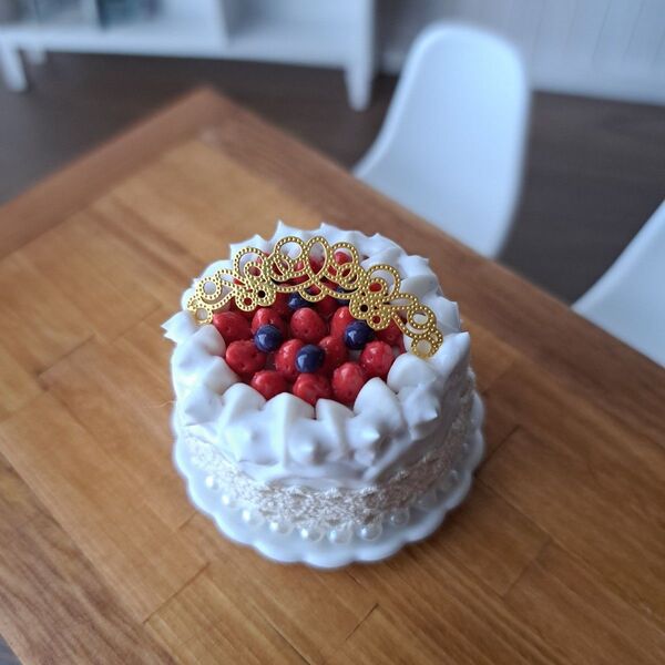 223 ミニチュアケーキ 苺のケーキ ミニチュアフード ミニチュアスイーツ ドールハウス ハンドメイド