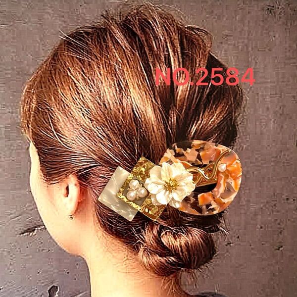 NO.2584 ヘアクリップ ハンドメイド ヘアアクセサリー ホワイトフラワー パール マーブル ゴールド 華やか プレゼント