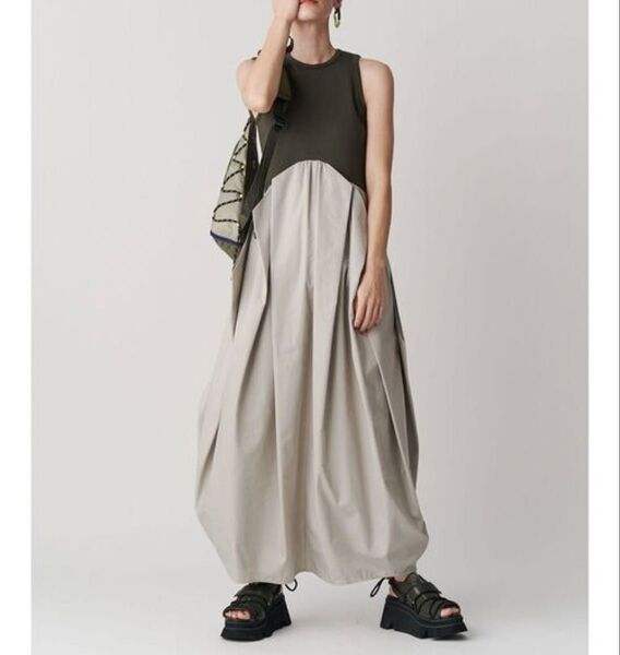 UN3D. CURVE LINE TUCK SLEEVELESS OP
