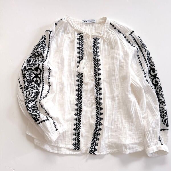 ZARA 刺繍入りホワイト長袖シャツ M ダブルガーゼ コットン ボヘミアン 長袖 ブラウス