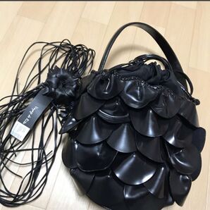 レディース カバン バッグ ハンドバック 黒 ブローチ?付き フェイク レザー ?