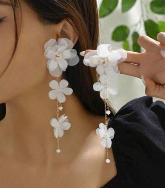 【新品】ピアス アクセサリー 大ぶり ブライダル 花 ホワイト フラワー 結婚式 ロング ドレス 二次会 ロングピアス チュール