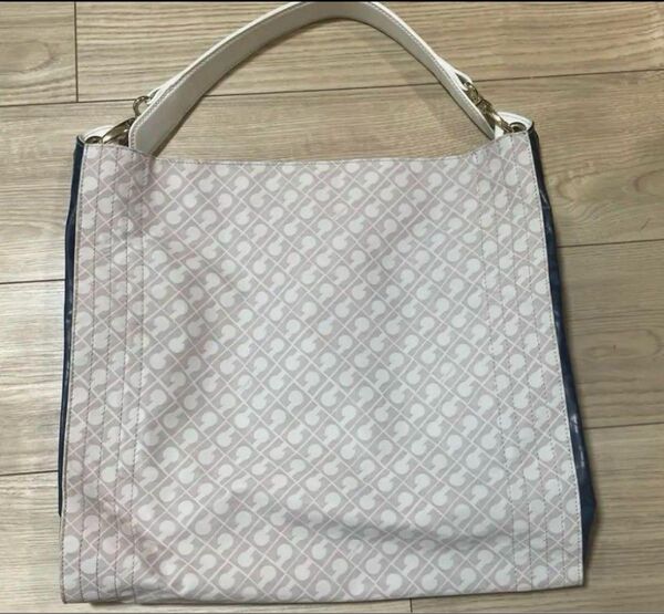 美品GHERARDINI ショルダーバッグ ホワイト&ネイビーのバイカラー