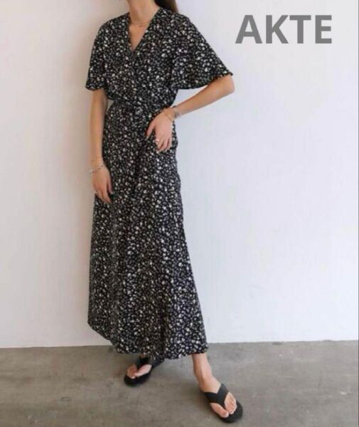 AKTE アクテ ハーフスリーブラップロングワンピース ブラック 小花柄