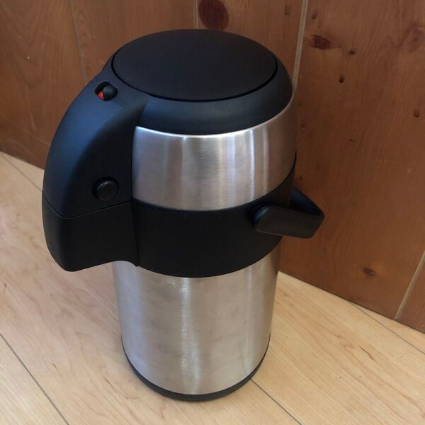 美品 洗える ステンレス ポット 温冷対応 2.2L 手動 手押し お盆 お茶 お湯 湯呑み 急須 麦茶 エアーポット シルバー