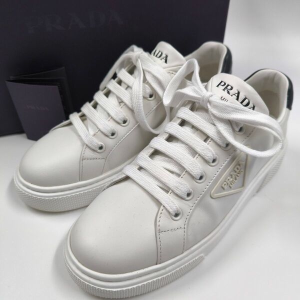 極美品【PRADA プラダ】ローカットスニーカー 36 レザー 白 トライアングルロゴ 三角 エンボス ホワイト 近年モデル 23