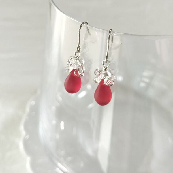 No.839シャムレッドフロストガラスドロップ花ピアス ハンドメイド アレルギー対応 サージカルステンレス