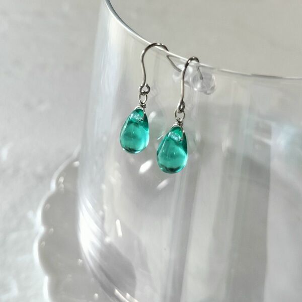 No1056エメラルドブルー一粒ガラスドロップピアス サージカルステンレス ハンドメイド アレルギー対応