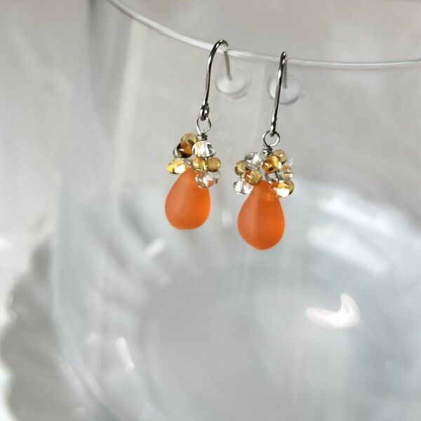 No.321歪なオレンジフロストドロップ花ピアス サージカルステンレス ハンドメイド アレルギー対応