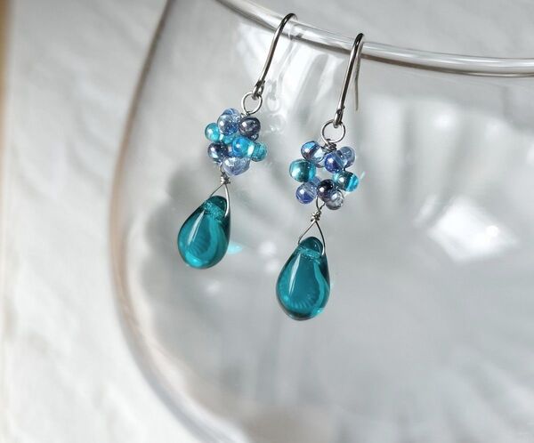No.487ブルージルコンドロップ揺れる花ピアス サージカルステンレス ハンドメイド アレルギー対応