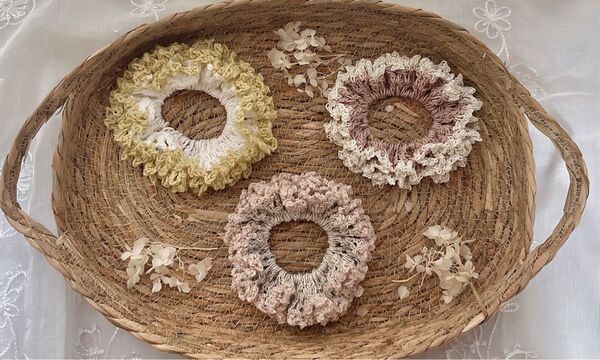 「再販」ハンドメイド 編み物 かぎ針編み ヘアゴム シュシュ ヘアアクセサリー 花モチーフ フラワーシュシュ