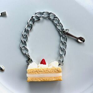 ショートケーキのバックチャーム フェイクスイーツ ミニチュアフード ハンドメイド