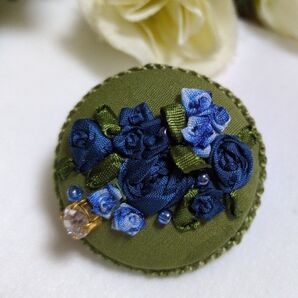 くるみボタン刺繍ハンドメイド ブローチ 手刺繍薔薇ブルー