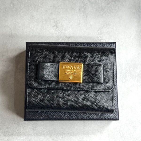 【美品】 PRADA プラダ / サフィアーノフィオッココンパクトウォレット 三つ折り財布 サフィアーノレザー リボン ブラック