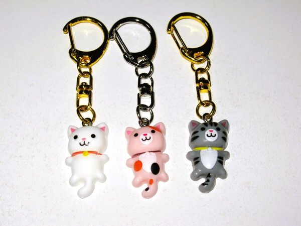 可愛い【にゃんこ キーホルダー 3種類】猫 ねこ 白 ピンク グレー かわいい ストラップ おしゃれ レディース ガールズ メンズ