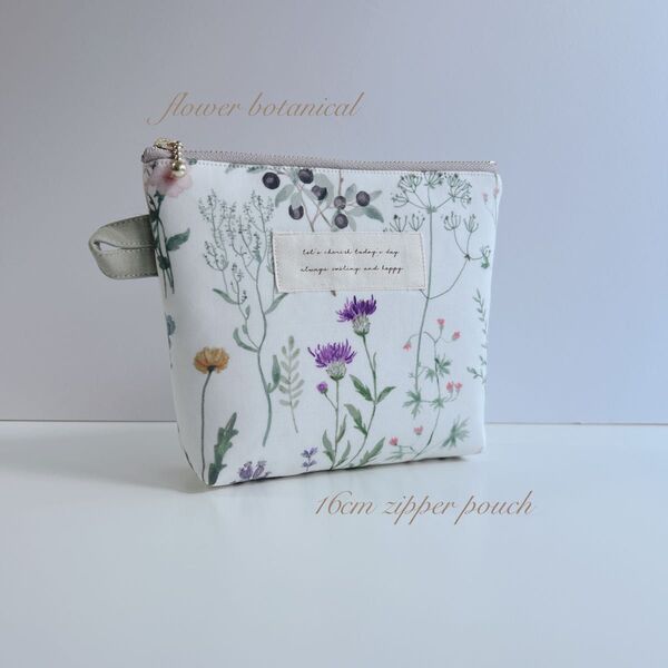 ハンドメイド フワッとキルト芯入 サニタリーにオススメ 16cmファスナーポーチ flower botanical ホワイト系
