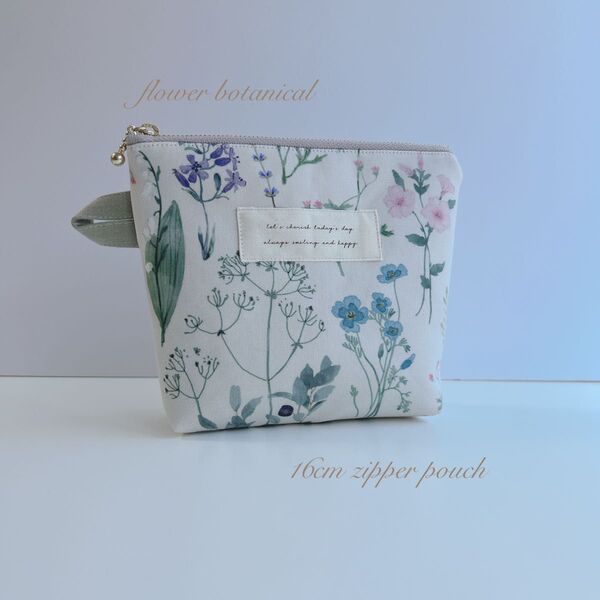 ハンドメイド フワッとキルト芯入 サニタリーにオススメ 16cmファスナーポーチ flower botanical ベージュ系