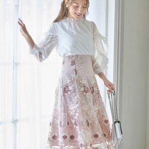本日まで 新品タグ付き トッコクローゼット バックレースアップフラワー刺繍フレアスカート