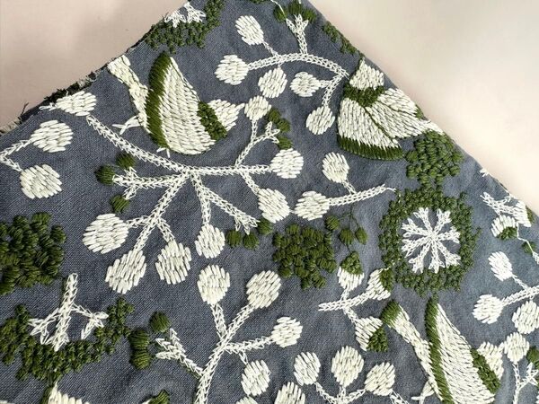 刺繍中厚リネン.刺繍幅123cm×50cm.グレー地.花