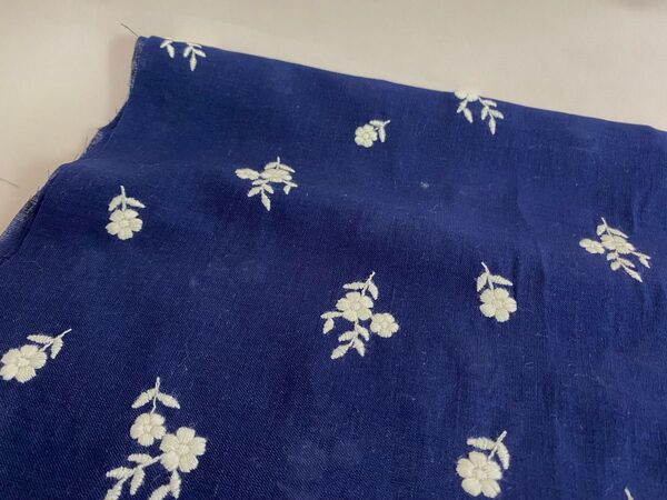 刺繍生地.シーチング、刺繍幅123cm× 50cm.紺色地.白花