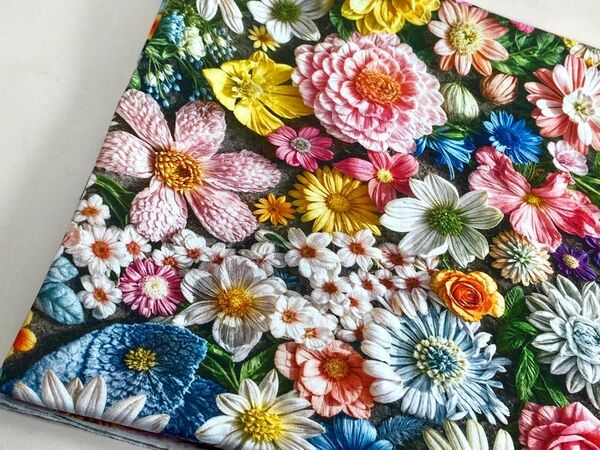 USAシーチング綿100%生地幅110cm×100cm.刺繍風プリント.1990