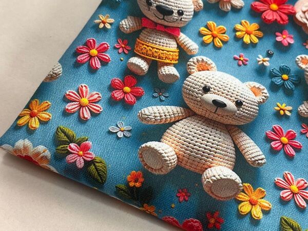 USA.シーチング.綿100%生地幅110cm.長さ100cm.立体刺繍風プリント.0723
