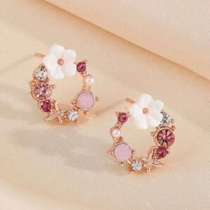 上品可愛いピンクゴールド白花リングピアス シルバーストーンパール 夏リゾート 結婚式 キラキラ フォーマル フラダンス プルメリア
