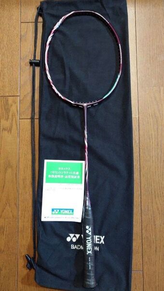 新品未使用【アストロクス100ZZ】4ug5クレナイ バドミントンラケット YONEX ラケット