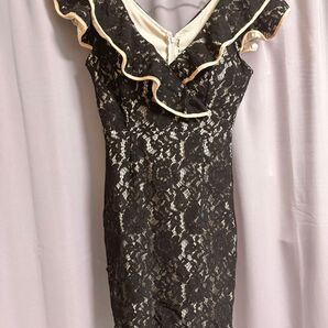 黒の総レースドレス フリル付き