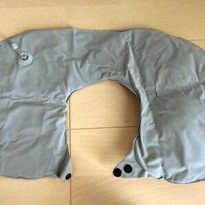 ネックピロー エアーピロー グレー 飛行機 旅行 トラベルグッズ