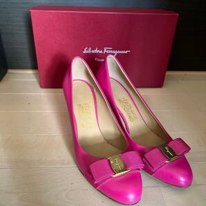 フェラガモ SalvatoreFerragamo CARLA 70 ヴァラリボン