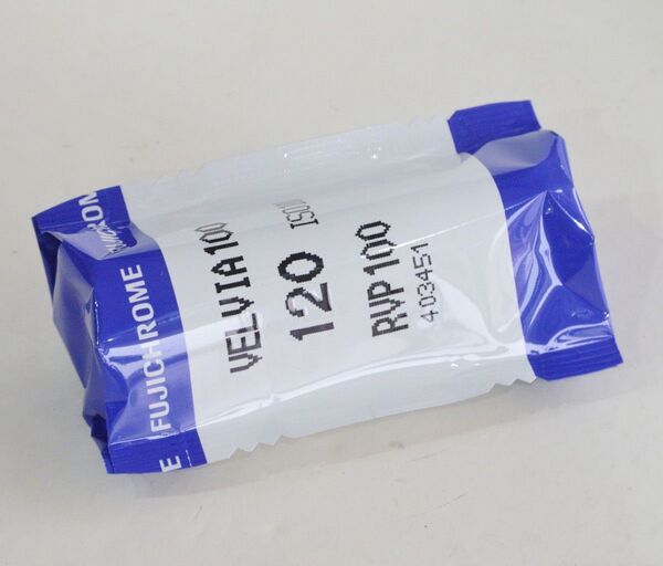 未使用 1本だけ フジクローム ベルビア Velvia 100-120 使用期限2024年12月 リバーサルフィルム 期限切れ
