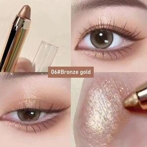 no.06 グリッターキラキラアイシャドー スティック うるうる 1本目元に簡単に塗ることができる もう一方は輪郭ぼかしスポンジ付