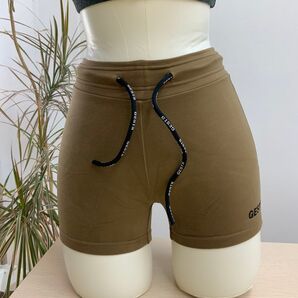 B72) GESTS タグなし 光沢カーキ色 ストレッチショートパンツ 裏地付 Mサイズ
