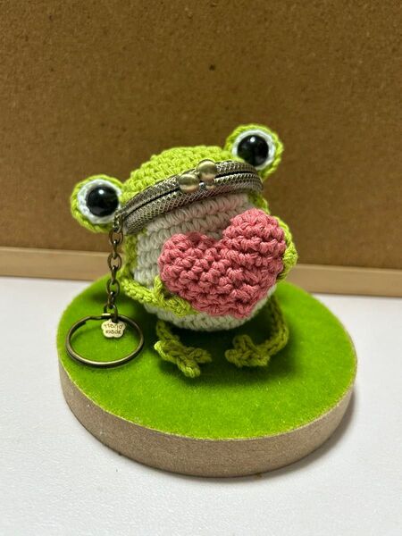 ハート持ってるカエルちゃんがま口 ハンドメイド