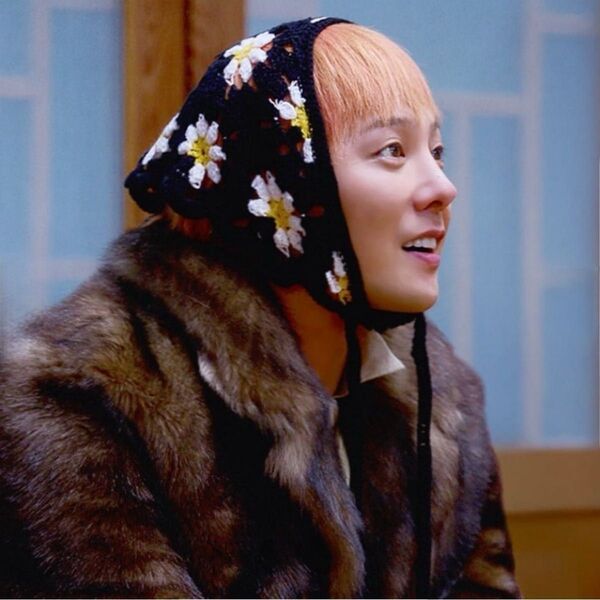 G-DRAGON 毛糸三角 ジードラゴン デイジースカーフ 編み物 花柄 ジヨン
