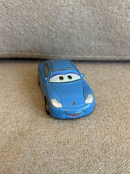 カーズ トミカ サリー ミニカー