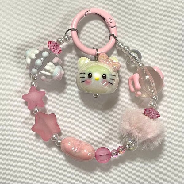 ★107★ ハンドメイド handmade キーホルダー サンリオ ハローキティ 白 ピンク 白猫 可愛い ふわふわ