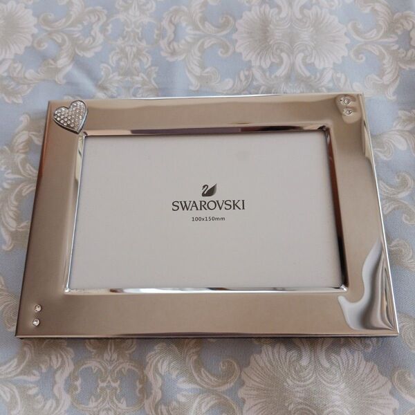 新品 スワロフスキー フォトフレーム ハート磁石付き 箱付き ギフトSWAROVSKI 写真立て 高級感 誕生日祝い 結婚祝い