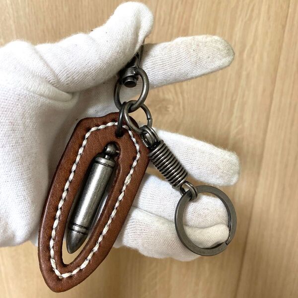 ヌメ革と合金 キーホルダー 手作り 手縫い ハンドメイド お洒落 キーホルダー