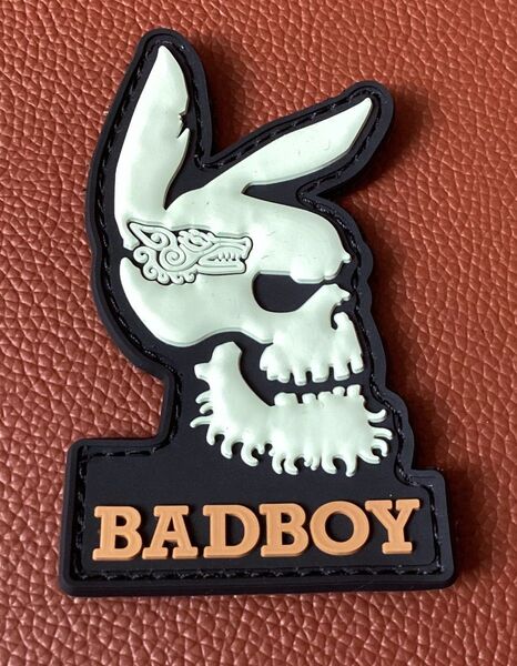 ウサギの頭蓋骨 BADBOY ラバーパッチワッペン 夜光