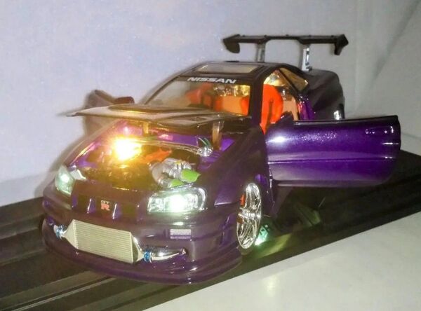 【美品】日産 スカイラインGT-R (R34) ワイルドチューナー LED点灯 ダイキャスト製◆ケントイズ 1/24ミニカー◆激安