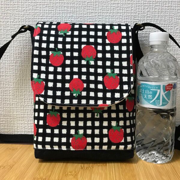 800 いちご 苺 黒色 帆布 デニム ポショット ハンドメイド スマホポーチ