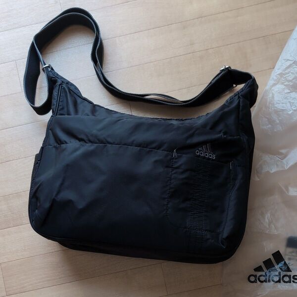 adidas ショルダーバッグ ブラック USED どなたにでも合う 使いやすい