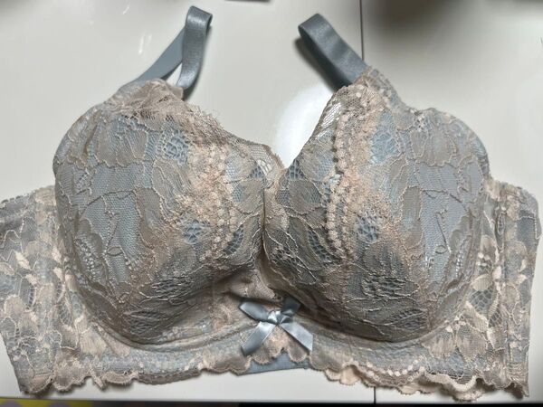 エメフィール 脇高ブラジャー ワイヤー入り F80 サイズ合わず出品しました。一度も試着していません。