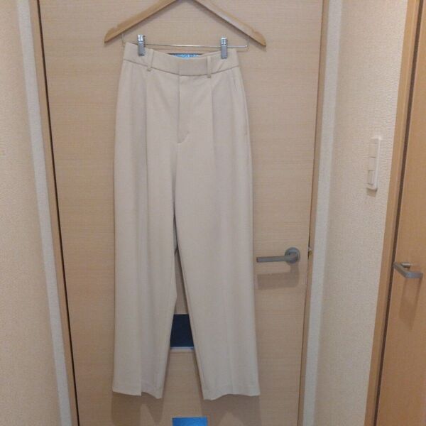 ユニクロ タックワイドパンツ 白