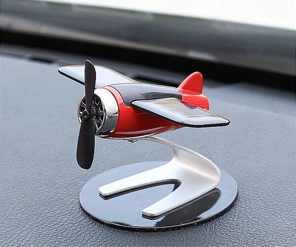 アロマディフューザー 車載 芳香剤 空気清浄機 アロマパッド付き 飛行機 おしゃれ 新品 赤