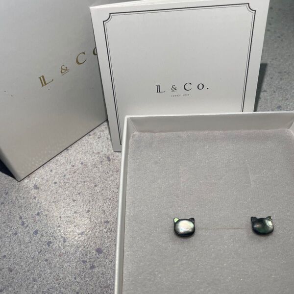 Jewel Closet by L&Co. 猫モチーフ K10ピアス 黒蝶貝