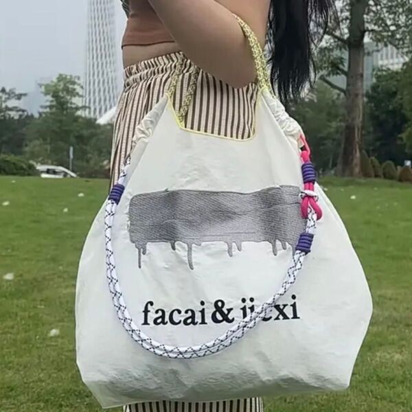 新品 シルバー 刺繍 軽量 エコバッグ ナイロン Mサイズ ショルダーストラップ付き ホワイト